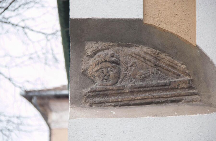 2 Hours Buda Castle Walking Tour - Walk with a Historian - The civilian quarter and its street stories