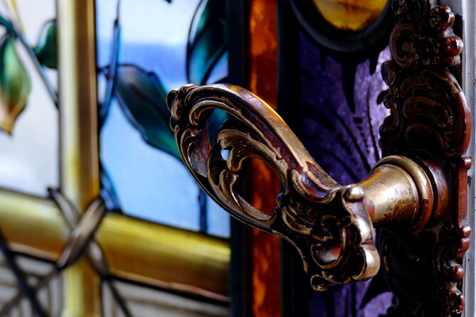 Art Nouveau Treasures of Budapest – Exclusive Private Tour - The private apartment and a real Miksa Róth window