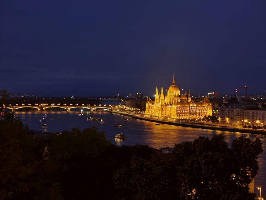 BloodThirsty Hungary: Walking tour & Dark Historical Stories - Buda Castle and the Fountain of King Matthias