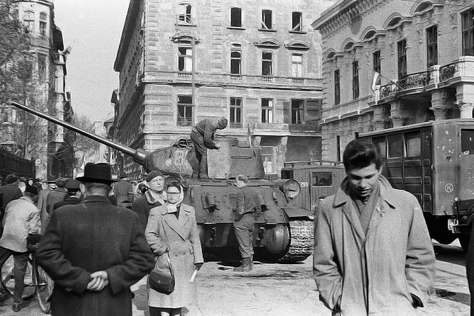 Born Under The Red Star - The History of Communism in Hungary - Private Tour - St. Stephen’s Basilica and a reminder about tickets
