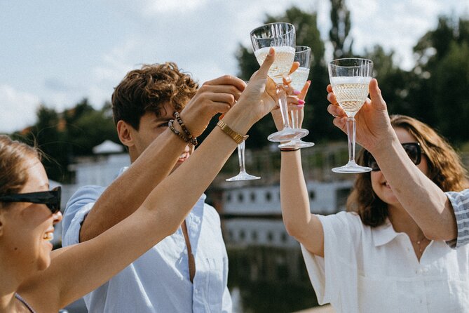 Bottomless Brunch and Cruise with Prosecco in Budapest - Boarding at Akadémia 2 ponton