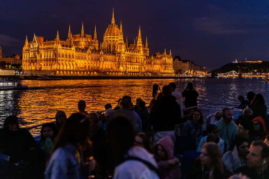 Budapest: 1-Hour Evening Sightseeing Cruise with Drink - Chain Bridge and the first Danube views