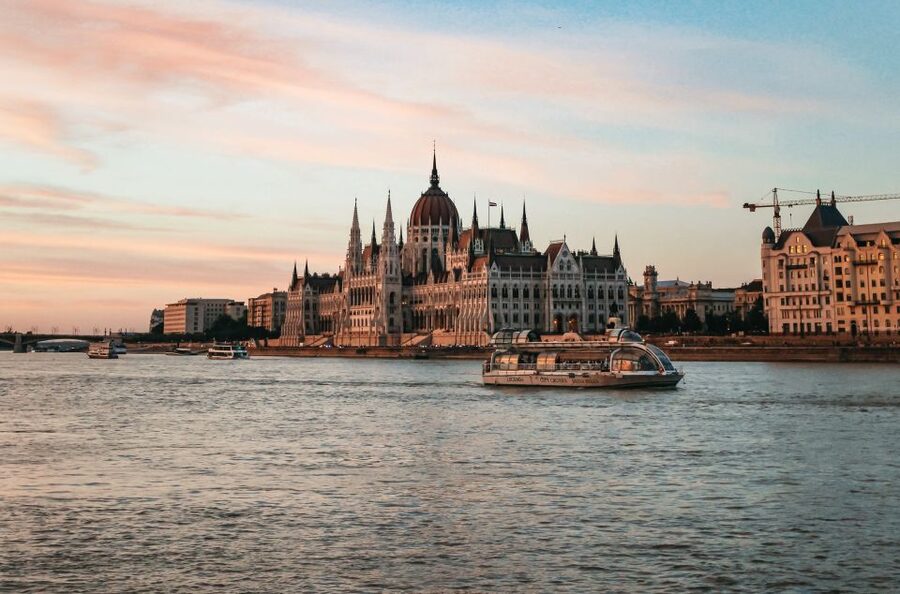 Budapest: 1-Hour Evening Sightseeing Cruise with Drink - Comfort, seating, and photography