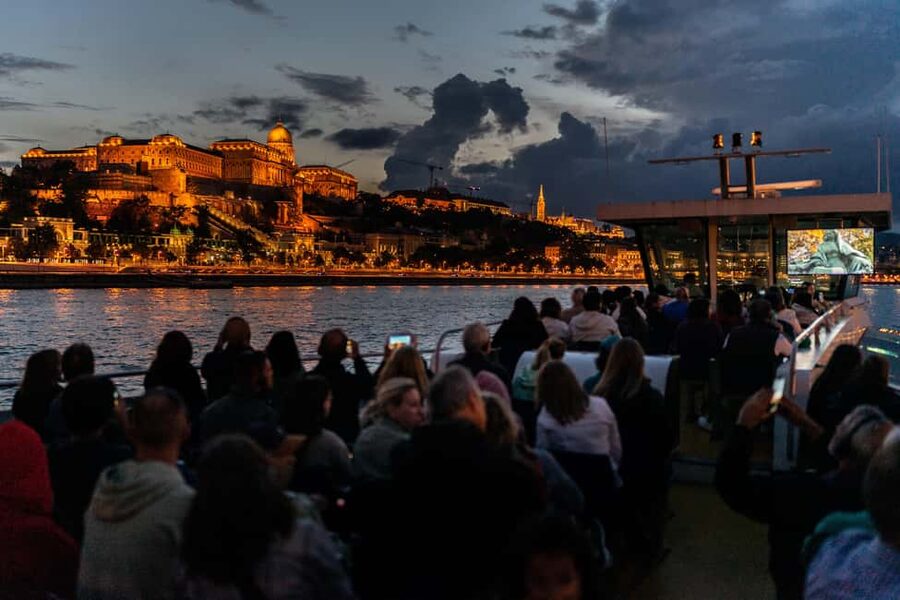Budapest: 1-Hour Evening Sightseeing Cruise with Drink - Boarding at Dock 7 near Petőfi tér