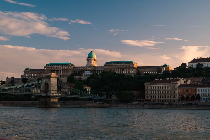 Budapest: 1-Hour Highlights Cruise with Welcome Drink - Why Budapest’s Danube looks best after sunset