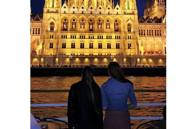 Budapest: 1-Hour Highlights Cruise with Welcome Drink - The central riverfront and Parliament