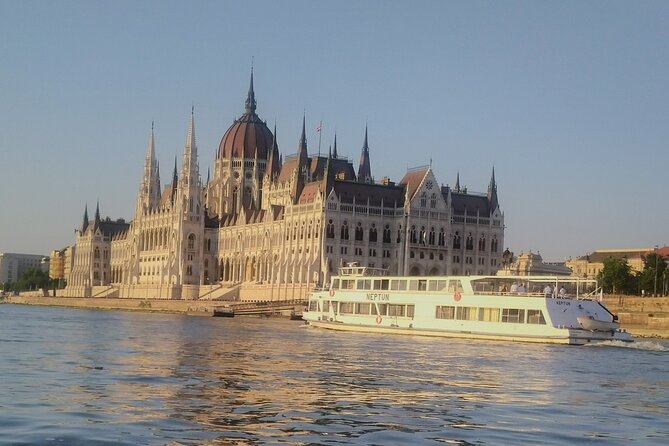 Budapest: 1-Hour Highlights Cruise with Welcome Drink - The welcome drink, Wi-Fi, and onboard atmosphere
