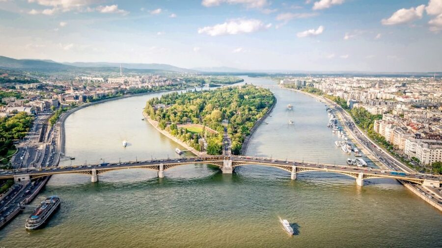 Budapest: 1-hour Sightseeing Danube River Cruise - Daytime or 21:00?
