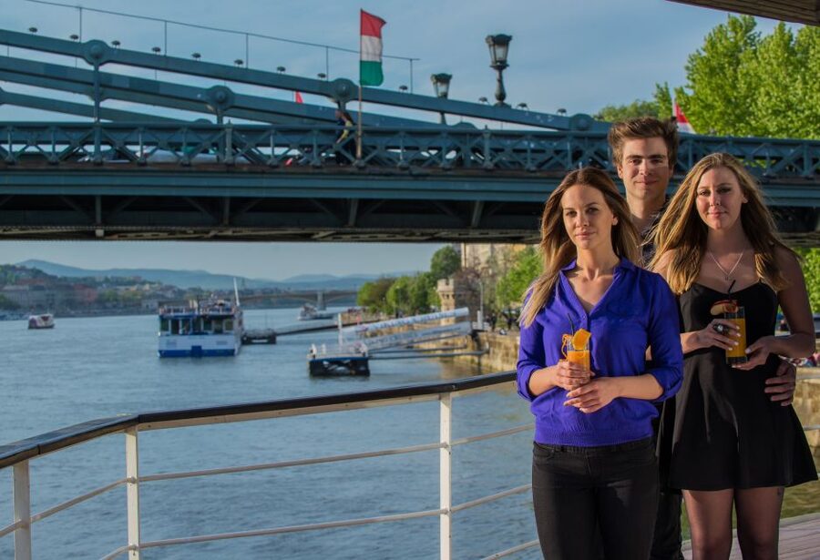 Budapest: 1 hr Sunshine Booze Cruise with Prosecco - Choosing between prosecco, cocktails, and beer