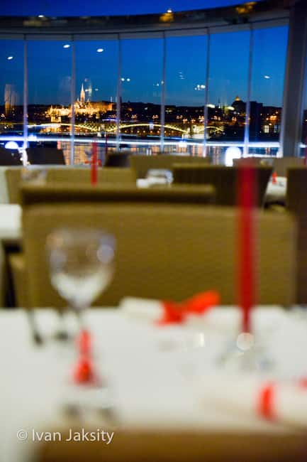 Budapest: 2-Course Dinner for 2 on a Boat Restaurant - The 2.5-hour pace