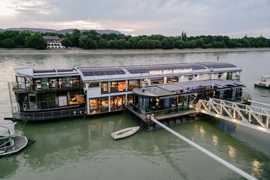 Budapest: 2-Course Dinner for 2 on a Boat Restaurant - A candlelit table with a view