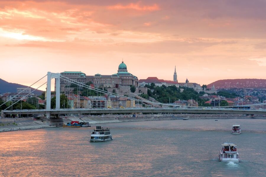 Budapest: 3-hour City Tour with Castle Walk + 1-hour Cruise - Gellért Hill and the best wide view