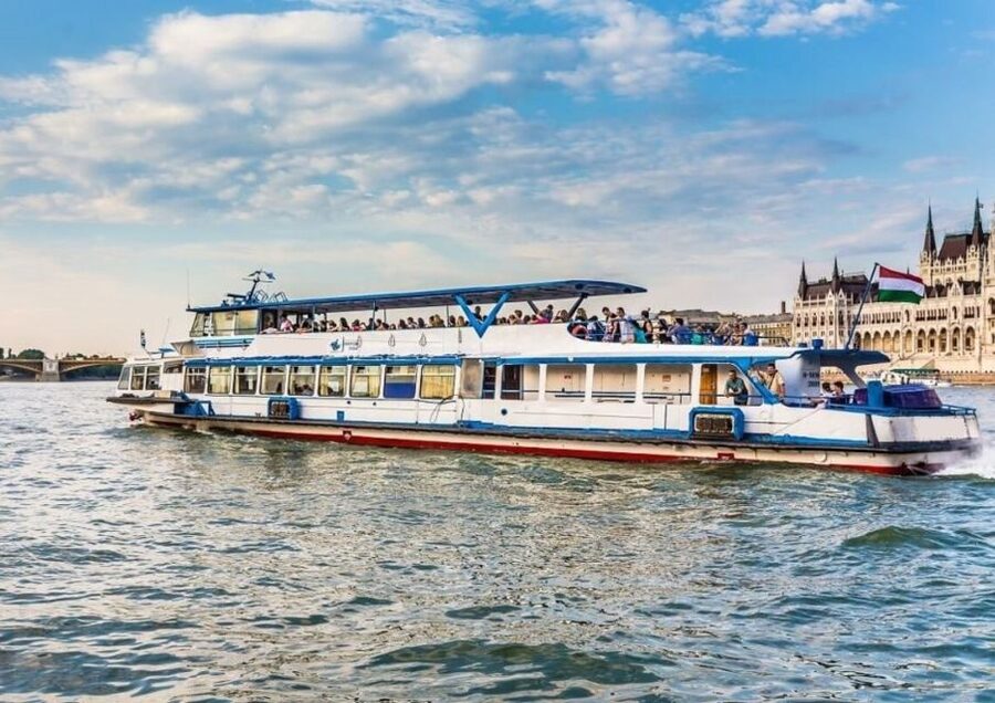 Budapest: 3-hour City Tour with Castle Walk + 1-hour Cruise - Comfort, pace, and accessibility