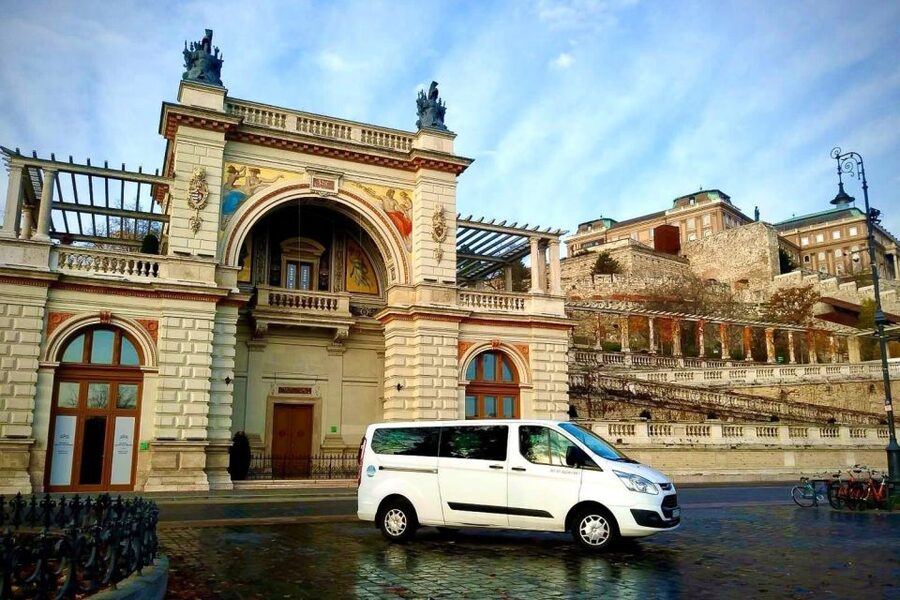 Budapest: 3-Hour Grand City Tour and Castle Walk - Crossing the Danube to Buda