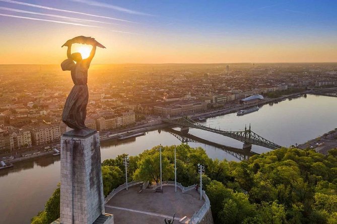 Budapest: 3-Hour Live-guided Bus Tour and 1-hour River Cruise - Starting in Pest and finding your bearings