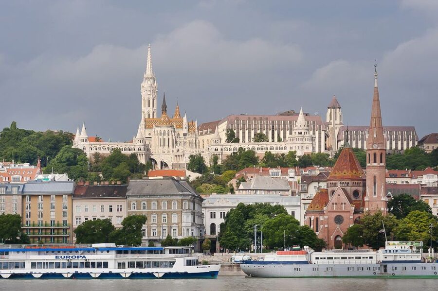 Budapest 3-Hour Walking Tour in Italian - Crossing the Danube by public transport