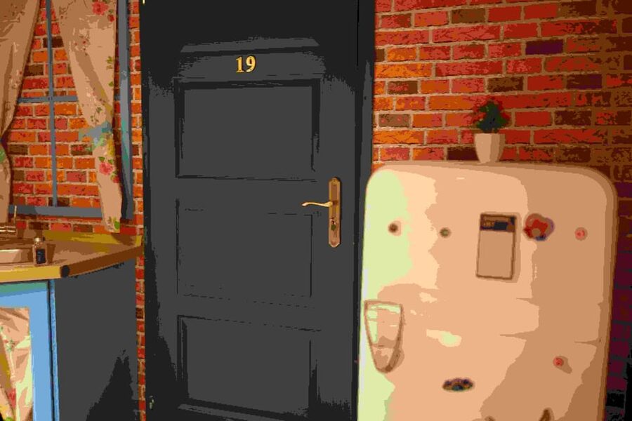 Budapest: 90s Sitcom Escape Room Adventure with Drinks - Who should book this experience?