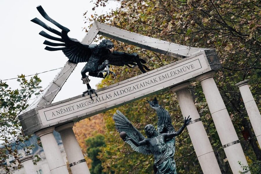 Budapest: Alternative Street Art & Jewish Tour - From old buildings to modern bars