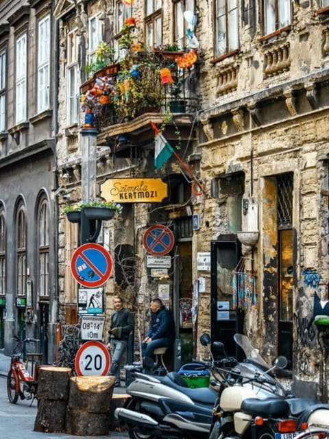 Budapest: Alternative Street Art & Jewish Tour - The value of $23 per person