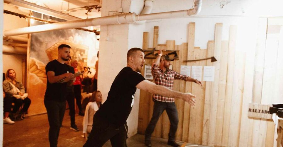 Budapest: Axe Throwing Experience - The first 10 minutes: safety and technique