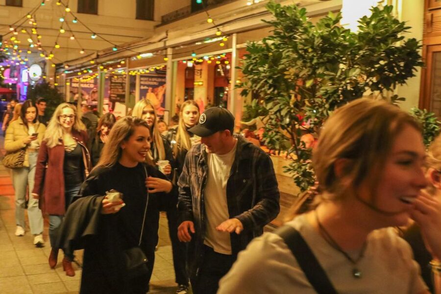 Budapest: Bar Crawl Tour with Local Drinks - Finishing at Füge Udvar