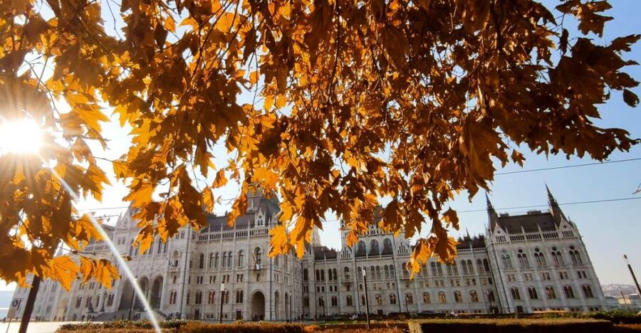 Budapest: Best of Downtown and Jewish Quarter Tour - Parliament: a 15-minute introduction to Budapest’s grandest symbol