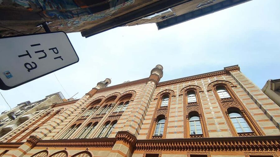Budapest: Best of Downtown and Jewish Quarter Tour - Entering the Jewish Quarter on foot