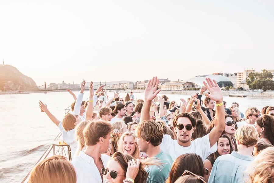 Budapest: Boat Party with option of Unlimited Drinks - Starting with the two-hour pre-party