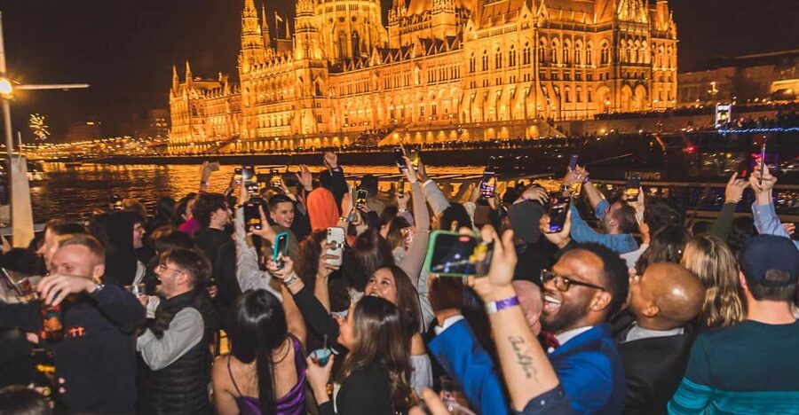 Budapest: Boat Party with option of Unlimited Drinks - What $27 means for the value