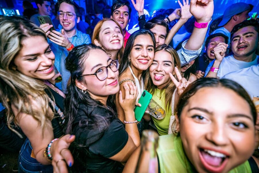 Budapest: Boat Party with option of Unlimited Drinks - Weather, timing, and practical expectations