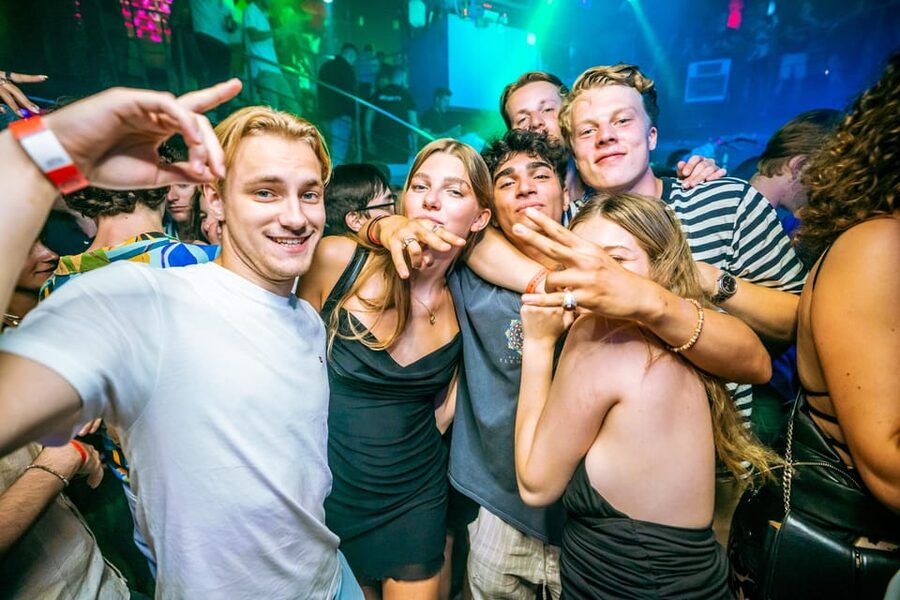 Budapest: Boat Party with option of Unlimited Drinks - Who will enjoy this Budapest boat party