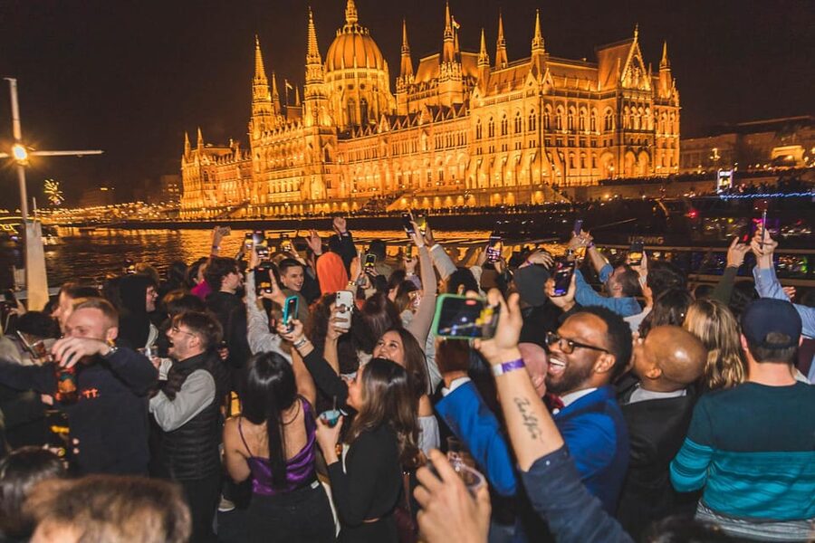 Budapest: Boat Party with option of Unlimited Drinks - Should you book the $27 Danube party?