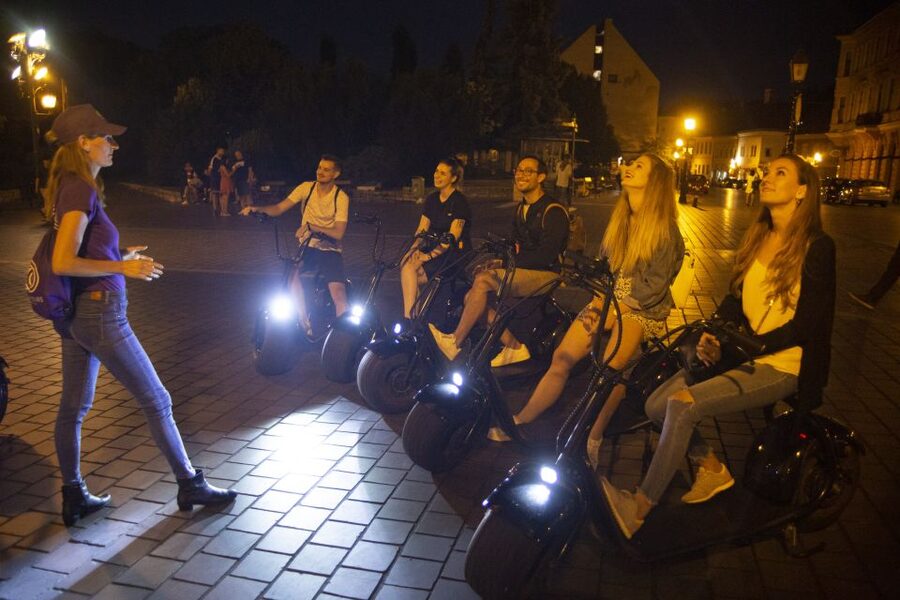 Budapest: Buda Castle E-Scooter Evening Tour - The short ride toward Buda Castle