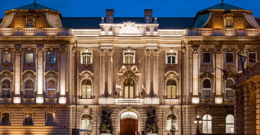 Budapest: Buda Castle Walk with Saint Stephen's Hall - Who should book this walk?