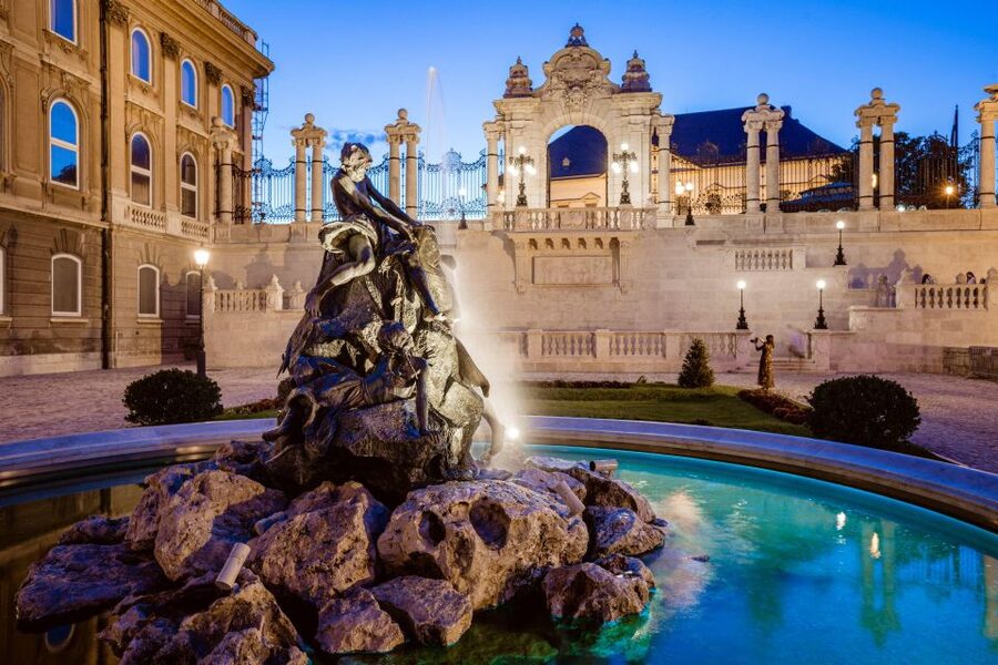 Budapest: Buda Castle Walk with Saint Stephen's Hall - Hunyadi Court and Lion Courtyard