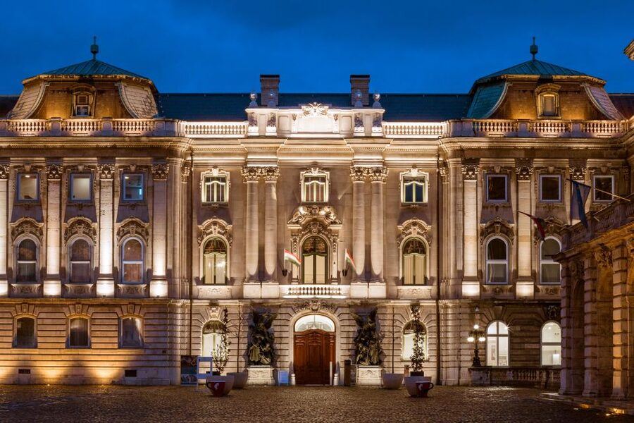 Budapest: Buda Castle Walk with Saint Stephen's Hall - What the guides do well