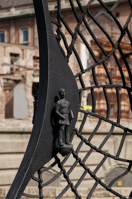 Budapest: Buda Castle Walking Tour & Folk Music Performance - What the guide adds to the experience