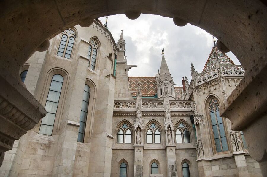 Budapest: Buda Castle Walking Tour in German - Matthias Church and the heart of the Castle District