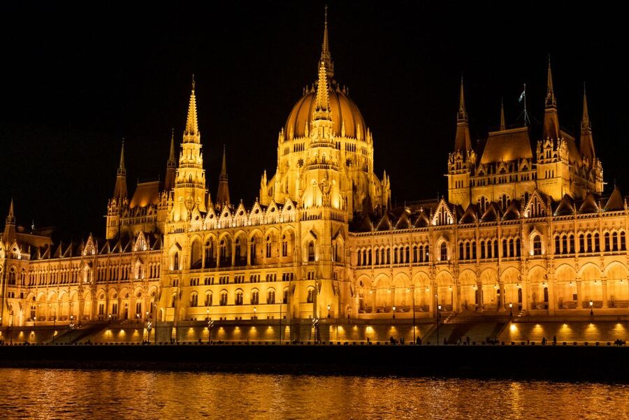 Budapest: Candlelit Dinner River Cruise with Live Music - Key points to know before booking