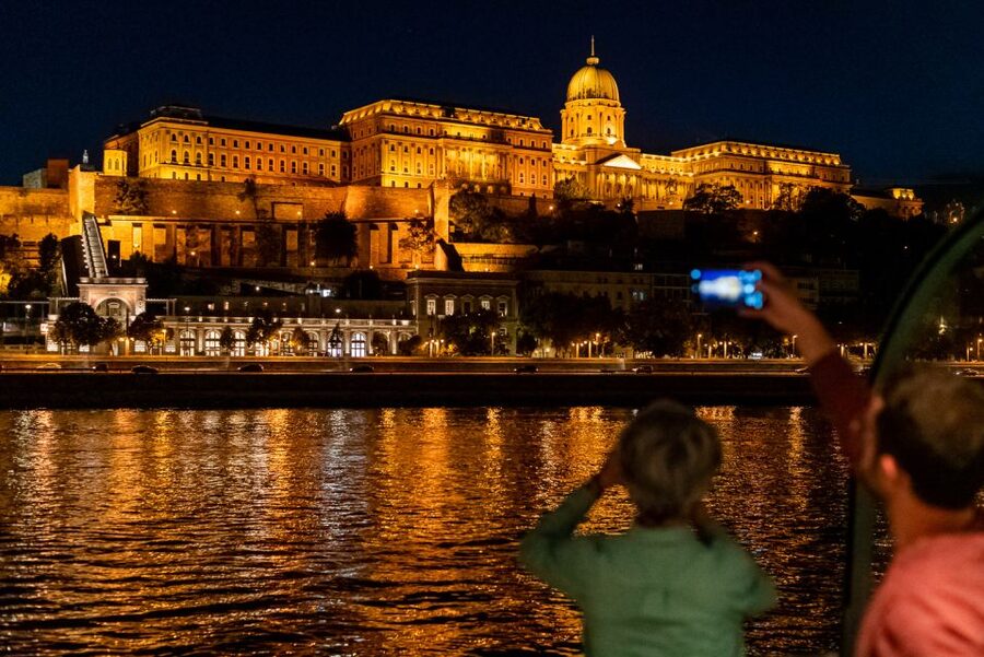 Budapest: Candlelit Dinner River Cruise with Live Music - The four-course dinner and what to expect