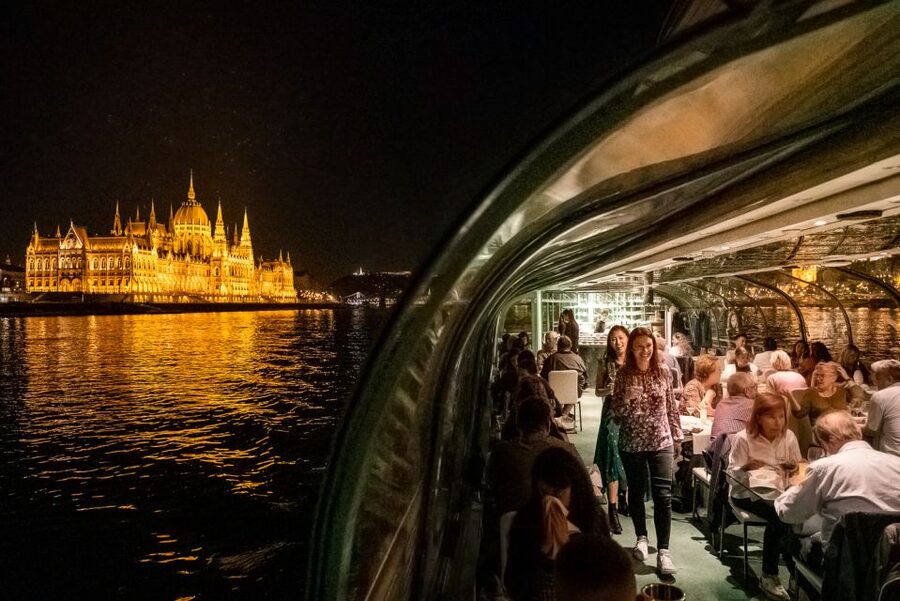 Budapest: Candlelit Dinner River Cruise with Live Music - Live music that supports the evening
