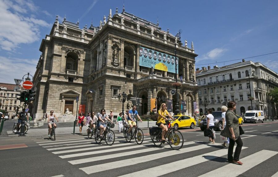 Budapest: City Bike Tour with Coffee Stop - Why a bike is a smart way to see Budapest