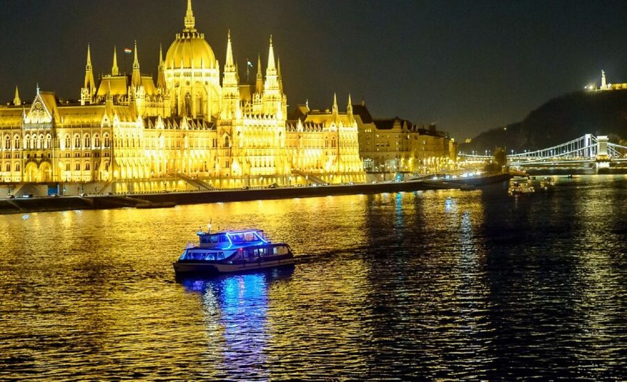Budapest: Danube Drink and Piano Show - Parliament from the water