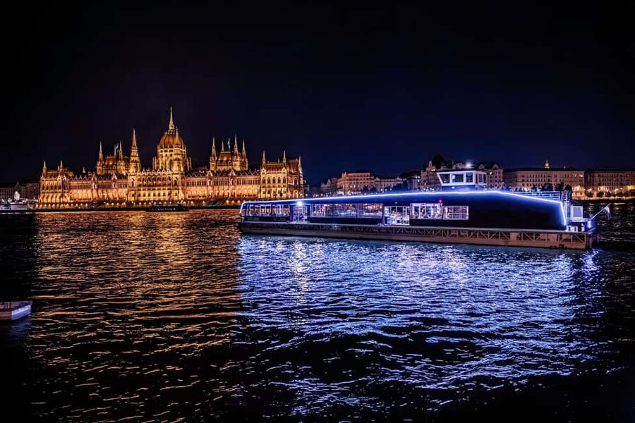 Budapest: Danube River Sightseeing Cruise with Audio Guide - Why the Danube is the right place to begin
