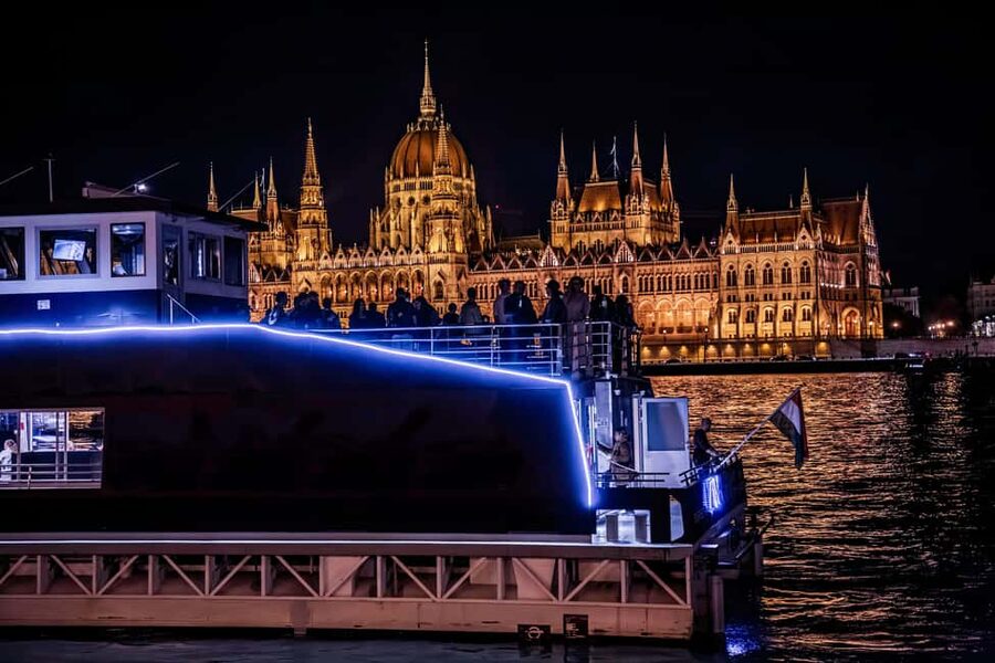Budapest: Danube River Sightseeing Cruise with Audio Guide - Chain Bridge and the Buda skyline
