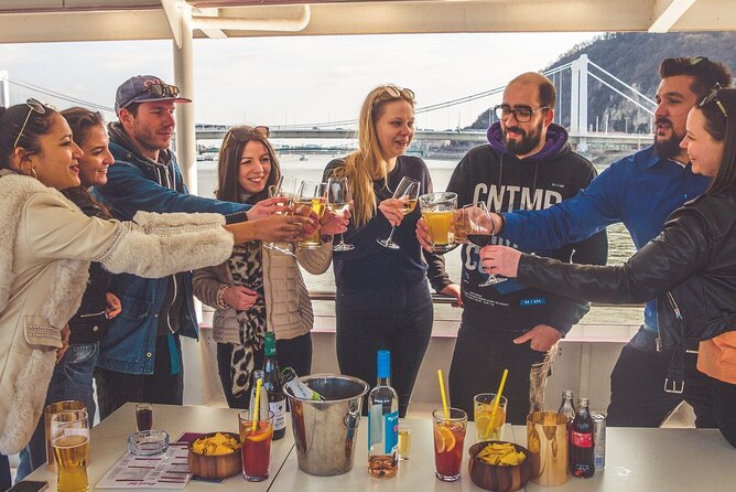 Budapest Danube Sightseeing Cruise with Unlimited Drinks - Seating, service, and the best way to use the hour