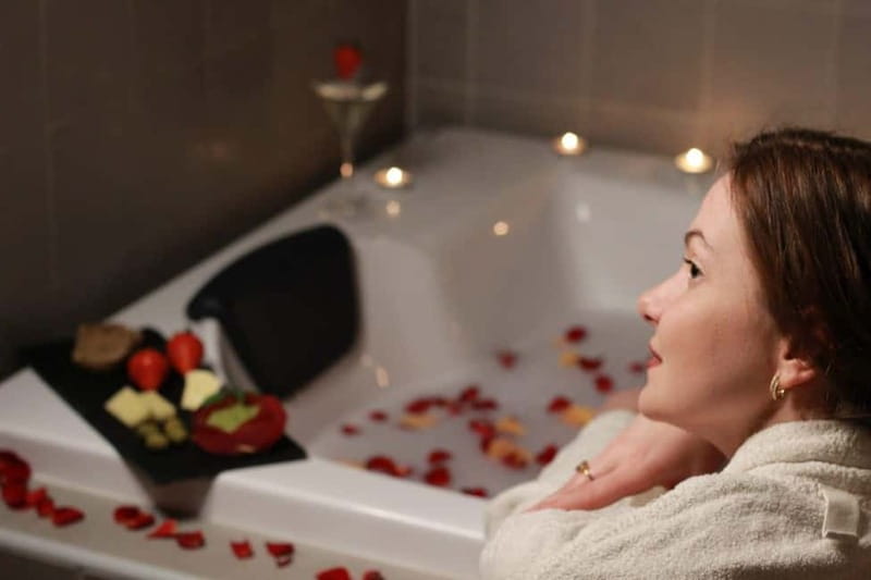 BUDAPEST, Day Spa : Couples Massage with Roses Bubble Bath - A three-hour escape from Budapest sightseeing