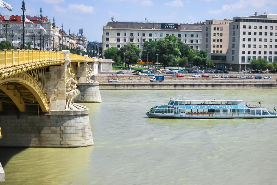 Budapest: Daytime Sightseeing Boat Cruise - First sights: Elisabeth Bridge and the Buda side