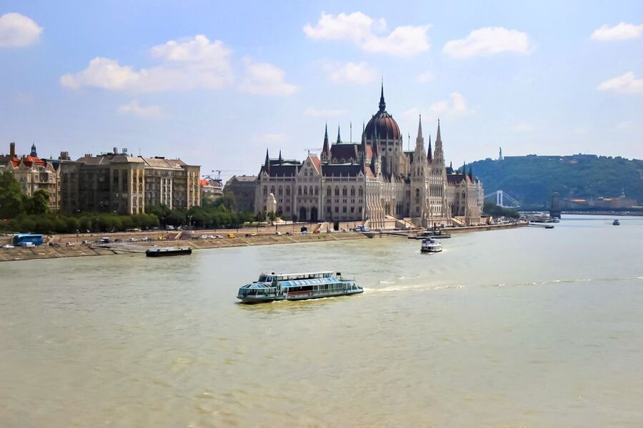 Budapest: Daytime Sightseeing Boat Cruise - Chain Bridge and the Buda Castle hill