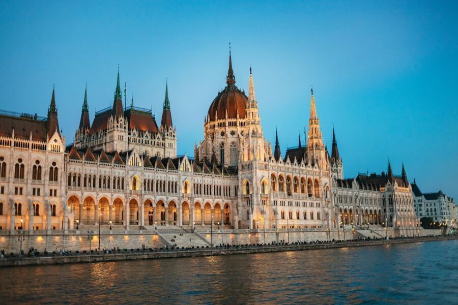 Budapest: Dinner Cruise with Live Music and Folk Dance Show - Practical advice for a smoother evening